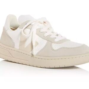 Veja Women's Sneakers in White and Beige